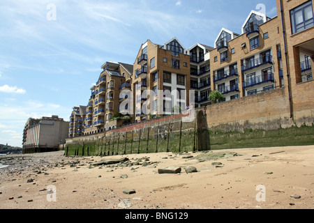 London Docklands, riverside apartment buildings adossé à Wapping Wall. Banque D'Images