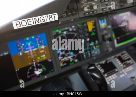 Les écrans LCD glass cockpit dans de nouveaux Boeing 787 Dreamliner Banque D'Images