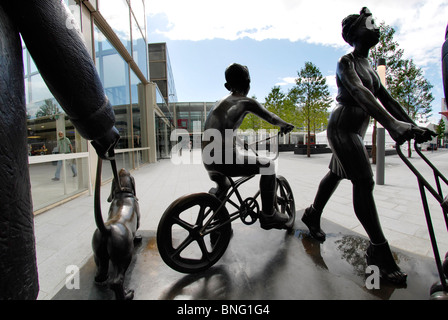 Queens Court au Centre, Milton Keynes, 16-07-2010. PHOTO © John Robertson, 2010. Banque D'Images