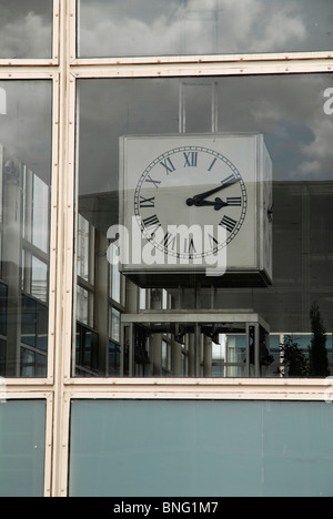 L'horloge au Centre, Milton Keynes, 16-07-2010. PHOTO © John Robertson, 2010. Banque D'Images