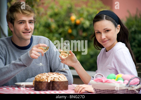 Pâques,couple toasting Banque D'Images