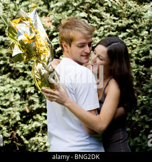 Couple avec œuf de Pâques Banque D'Images