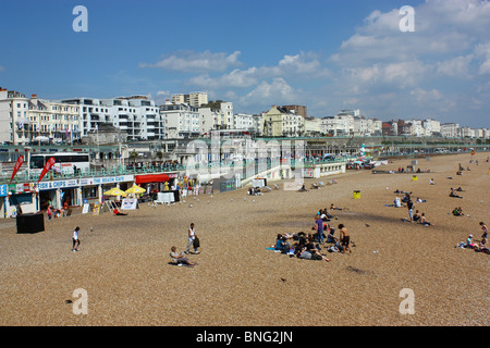 Une vue sur la plage de Brighton à partir de la jetée à l'Est. L'hôtel ligne disparaît de la vue chacun ayant sa propre vue sur la mer au sable doré. Banque D'Images