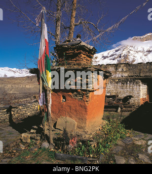 Chorten bouddhiste et de drapeaux à prières à Muktinath dans la région de Mustang Népal ouest Banque D'Images