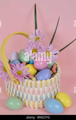 Panier de Pâques avec des oeufs et des fleurs Banque D'Images