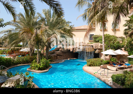 La piscine de l'hôtel de luxe, DUBAÏ, ÉMIRATS ARABES UNIS Banque D'Images