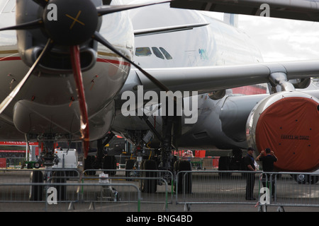 Le personnel de sécurité et d'affichage statique bordée d'aéronefs au Farnborough, l'A380 à l'arrière et un 777 à l'avant. Banque D'Images