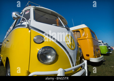 Imaculate VW Volkswagen Kombi restauré colorés Campervans prenant part à un rassemblement sur le front de mer de Brighton et Hove. Banque D'Images