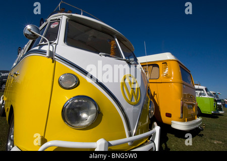 Volkswagen Kombi VW restaurée Imaculate Campervans prenant part à un rassemblement sur le front de mer de Brighton et Hove. Banque D'Images