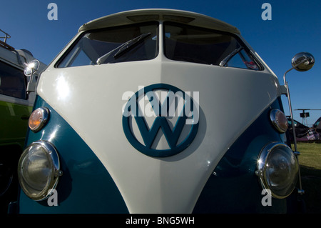 Un bleu et blanc imaculate VW Volkswagen Kombi restauré Campervan prenant part à un rassemblement sur le front de mer de Brighton et Hove. Banque D'Images