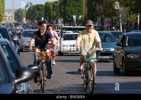 Les gens de la bicyclette le long de l'Avenue des Champs-Elysées à Paris, France. Banque D'Images