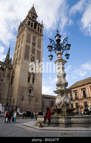 La Tour Giralda de à côté de la fontaine d'eau / fontaines / dispositif de l'eau sur la Plaza del Triunfo. Séville / Sevilla. L'Espagne. Banque D'Images