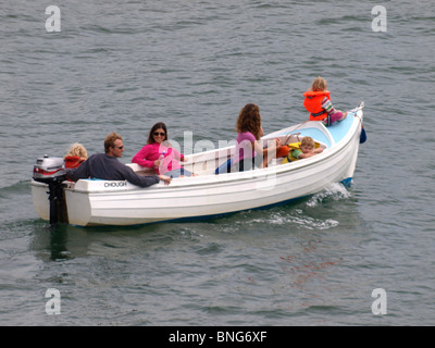 Famille sur un petit bateau, fleuve Fowey, Cornwall, UK Banque D'Images