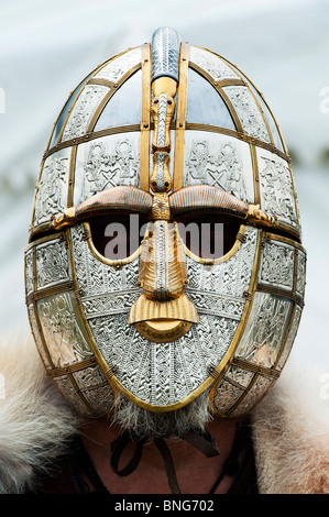 Replica casque anglo-saxon porté par un soldat Banque D'Images