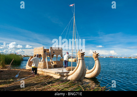 Un grand bateau de roseaux à l'Île flottante d'Uros du Lac Titicaca, au Pérou, en Amérique du Sud. Banque D'Images