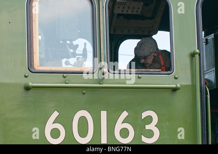 Le conducteur de la locomotive au Tornado 60163 le National Railway Museum, York comme il se prépare à tirer le canard colvert. Banque D'Images