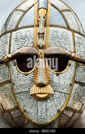 Replica casque anglo-saxon porté par un soldat Banque D'Images