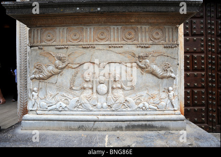 L'une des sculptures à l'entrée du Palais de Charles Quint dans l'Alhambra Banque D'Images