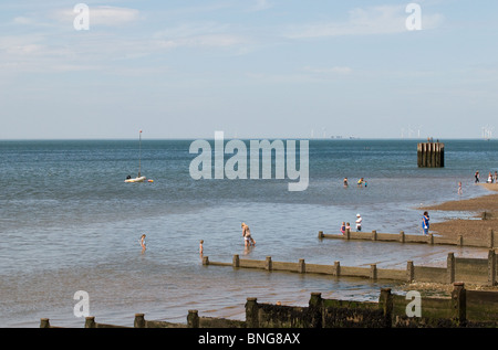 Les vacanciers sur la plage de Margate, dans le Kent. Photo par Gordon 1928 Banque D'Images