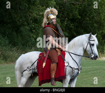 Soldat de cavalerie romaine sur un cheval blanc lors d'une reconstitution historique d'affichage de l'histoire vivante Banque D'Images