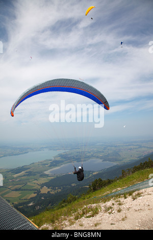Parapentiste juste après le décollage du sommet de Tegelberg à Schwangau en Bavière, Allemagne - 1730m au-dessus du niveau de la mer. Banque D'Images