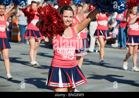 Cheerleaders de Black Hills High School en mars la Grande Parade pendant la célébration Lakefair à Olympia, Washington. Banque D'Images