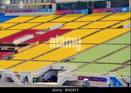 Des rangées de sièges de couleur forment la grande tribune par Marina Bay pour le 2010 Jeux Olympiques de la Jeunesse à Singapour Banque D'Images