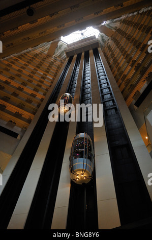 L'atrium de verre les ascenseurs de l'hôtel Pan Pacific à Singapour Banque D'Images