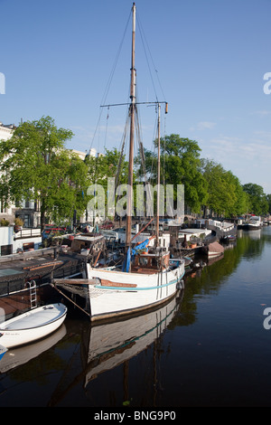 La voile sur la rivière Amstel, dans la ville d'Amsterdam Banque D'Images