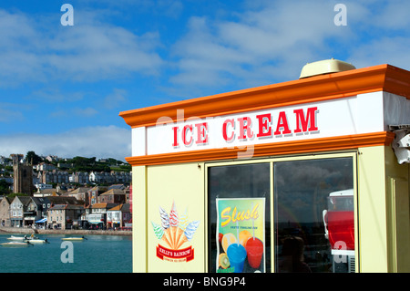 Un stand de crème glacée sur le port de st.ives, Cornwall, uk Banque D'Images