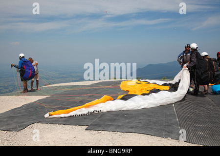 Un exposé de parapente et vérifié avant le décollage du sommet de Tegelberg à Schwangau, Bavière, Allemagne. Banque D'Images