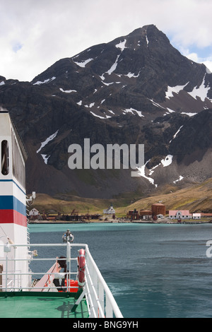 Au regard de l'ancienne station baleinière de Grytviken, en Géorgie du Sud, à partir de l'Akademik Sergey Vavilov Banque D'Images