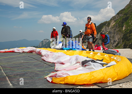 De file d'attente pour les parapentistes leur décollage du sommet du Tegelberg à Schwangau en Bavière, Allemagne. Banque D'Images