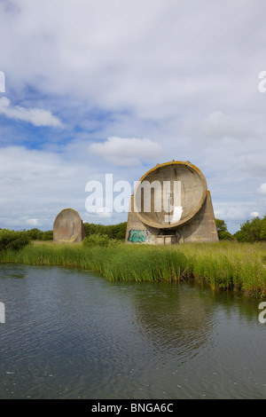 Acoustic mirror, complexes, Denge, près de l'Dungerness, Kent. Il y a trois miroirs acoustiques dans le complexe. Banque D'Images