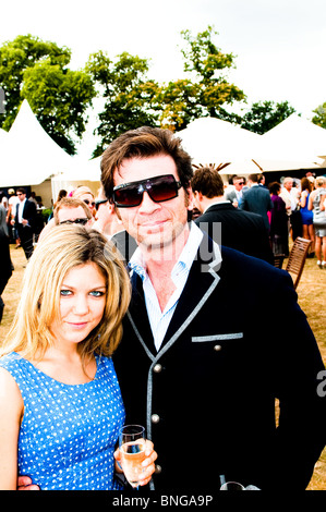 Nick Knowles et petite amie à duc d'Essex Polo Match Juillet 2010 Banque D'Images