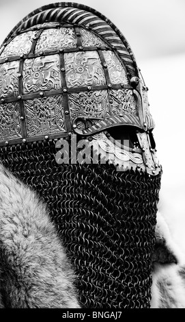 Replica casque anglo-saxon porté par soldat. Monochrome Banque D'Images