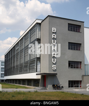 Le bâtiment de l'école du Bauhaus à Dessau, Allemagne, avec des vélos pliants Brompton stationné à l'extérieur. Banque D'Images