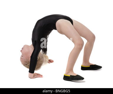 Petite fille gymnaste faire de l'exercice isolé sur blanc Banque D'Images