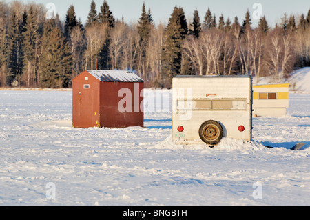 Faire de la pêche sur glace de huttes sur un lac du nord du Canada en Saskatchewan. Banque D'Images