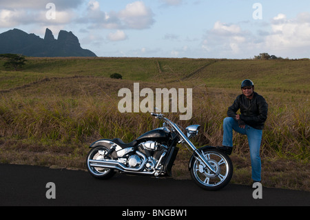 Hawaiian homme posant par moto routière, Kauai, Hawaii Banque D'Images