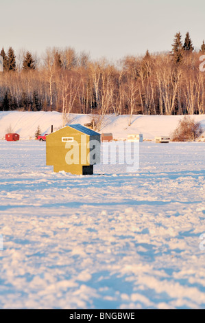 Faire de la pêche sur glace de huttes sur un lac du nord du Canada en Saskatchewan. Banque D'Images