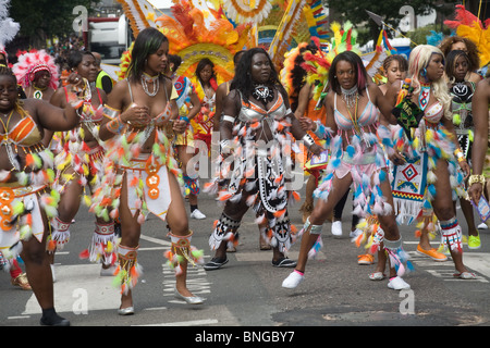 Danseurs portant des costumes colorés à Notting Hill Carnival, Londres Banque D'Images