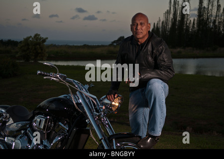 Hawaiian homme posant par moto routière, Kauai, Hawaii Banque D'Images