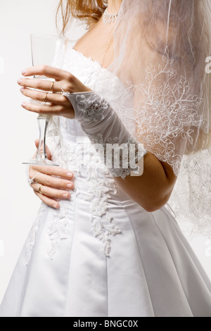 Jeune fille dans une robe de mariage verre détient dans une main Banque D'Images