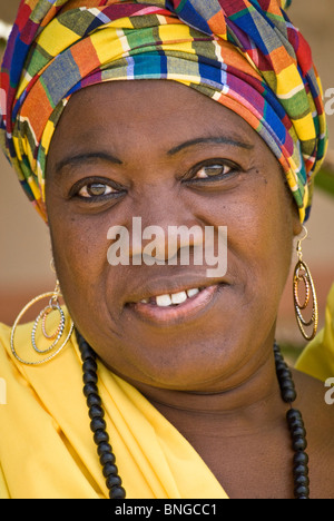 Female spectator porter son turban coloré à l'unique Seu Festival à Curaçao. Banque D'Images
