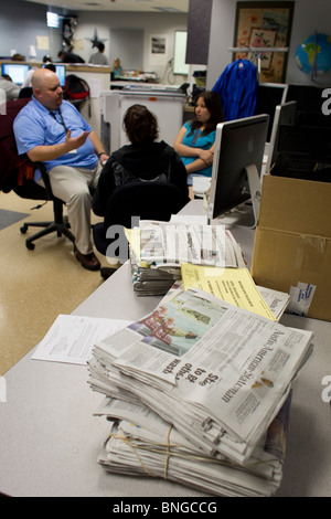 Les élèves du secondaire pour parler avec l'enseignant de géographie journaux non lus sur table. Banque D'Images