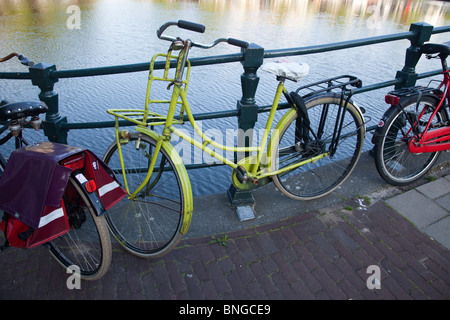 Des vélos sur le pont, dans la ville d'Amsterdam Banque D'Images