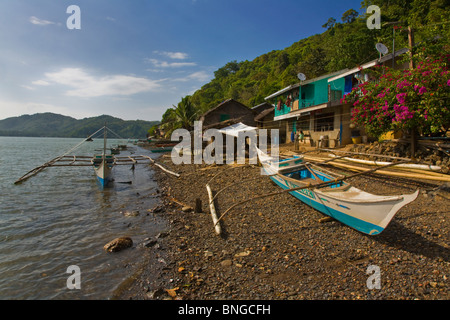 Des catamarans et des maisons dans un petit village de pêcheurs au nord d'El Nido - l'île de Palawan, Philippines Banque D'Images