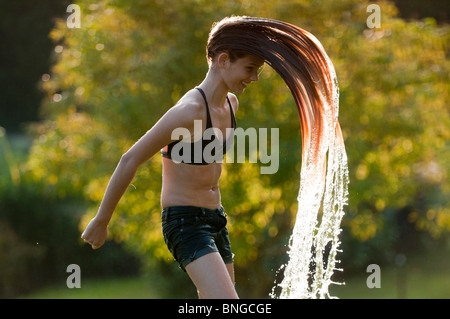 13 ans, fille, balançant ses cheveux mouillés, Kauai, Hawaii Banque D'Images