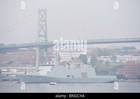 La Marine Danoise HDMS Absalon navire de soutien souples en cours lors de la Revue navale 2010 à Halifax, en Nouvelle-Écosse. Banque D'Images